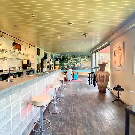 Le Bar De La Piscine Avec Piscine Sauna Et Jardin Dans Le Centre De Eu