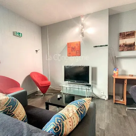 Le Bar De La Piscine Avec Piscine Sauna Et Jardin Dans Le Centre De Eu * Eu