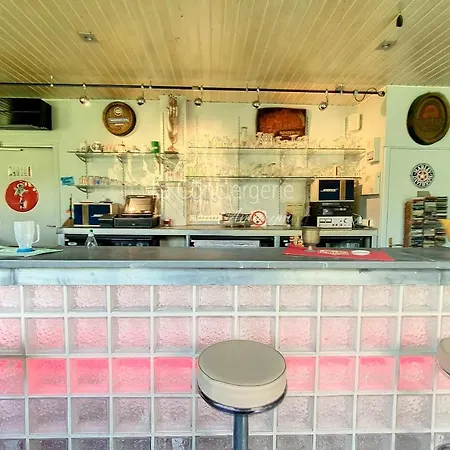 Le Bar De La Piscine Avec Piscine Sauna Et Jardin Dans Le Centre De Eu *