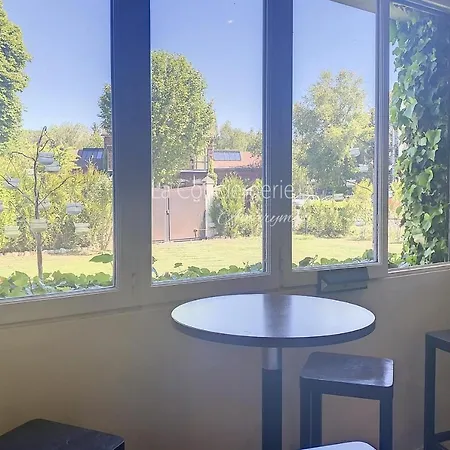 Le Bar De La Piscine Avec Piscine Sauna Et Jardin Dans Le Centre De Eu Nyaraló