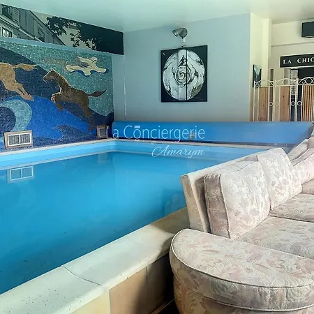 Le Bar De La Piscine Avec Piscine Sauna Et Jardin Dans Le Centre De Eu Nyaraló *